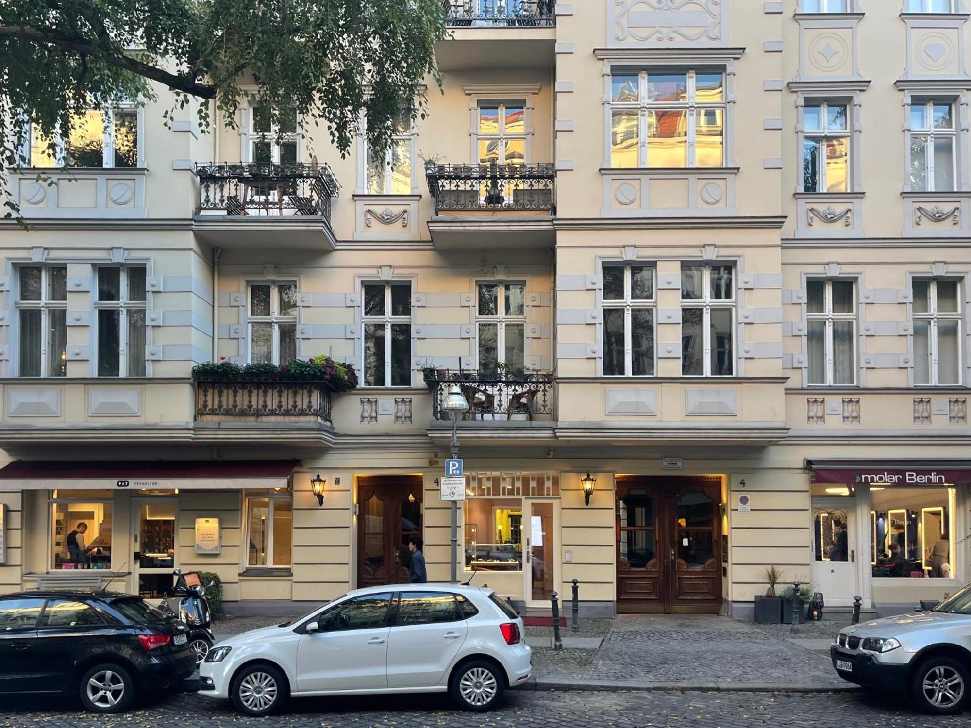 Fantastic In Prime Location - Center West Apartment