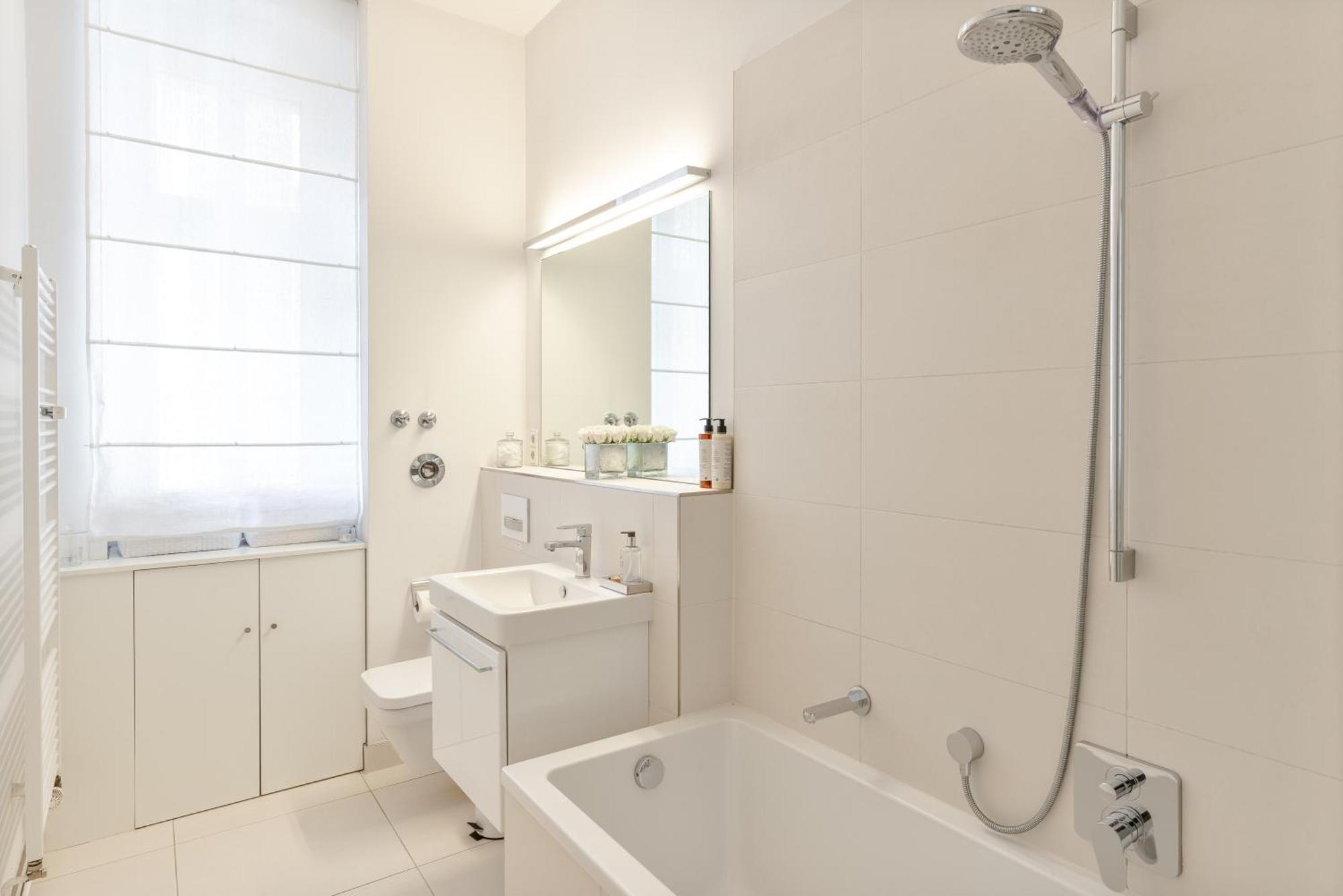 Fantastic In Prime Location - Center West Apartment